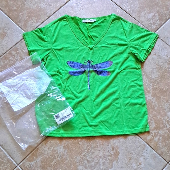 🌴 NWT Green Tee Top With Blue Dragonfly - Picture 8 of 11